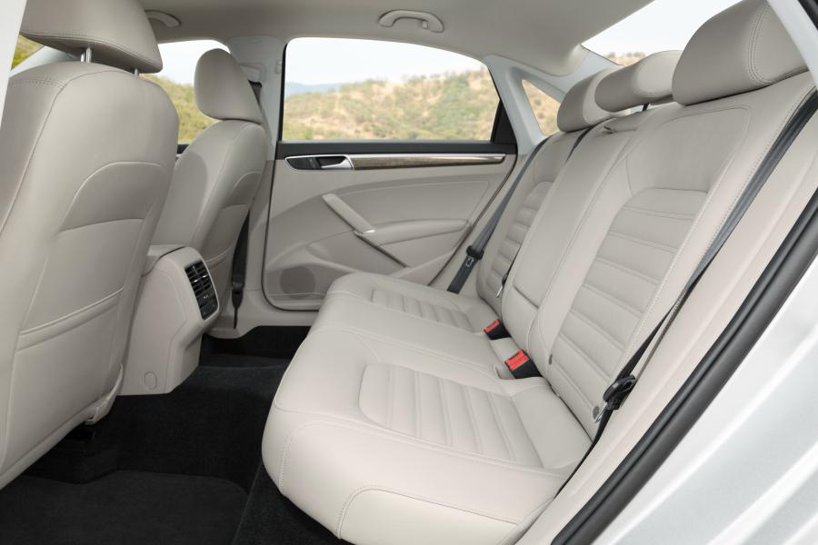  Volkswagen Passat TSI R-Line 2016 года  (фото 5 из 15)
